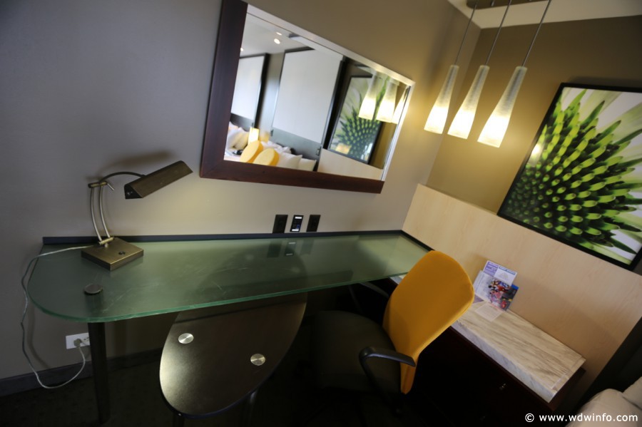 Contemporary-Resort-Room-012