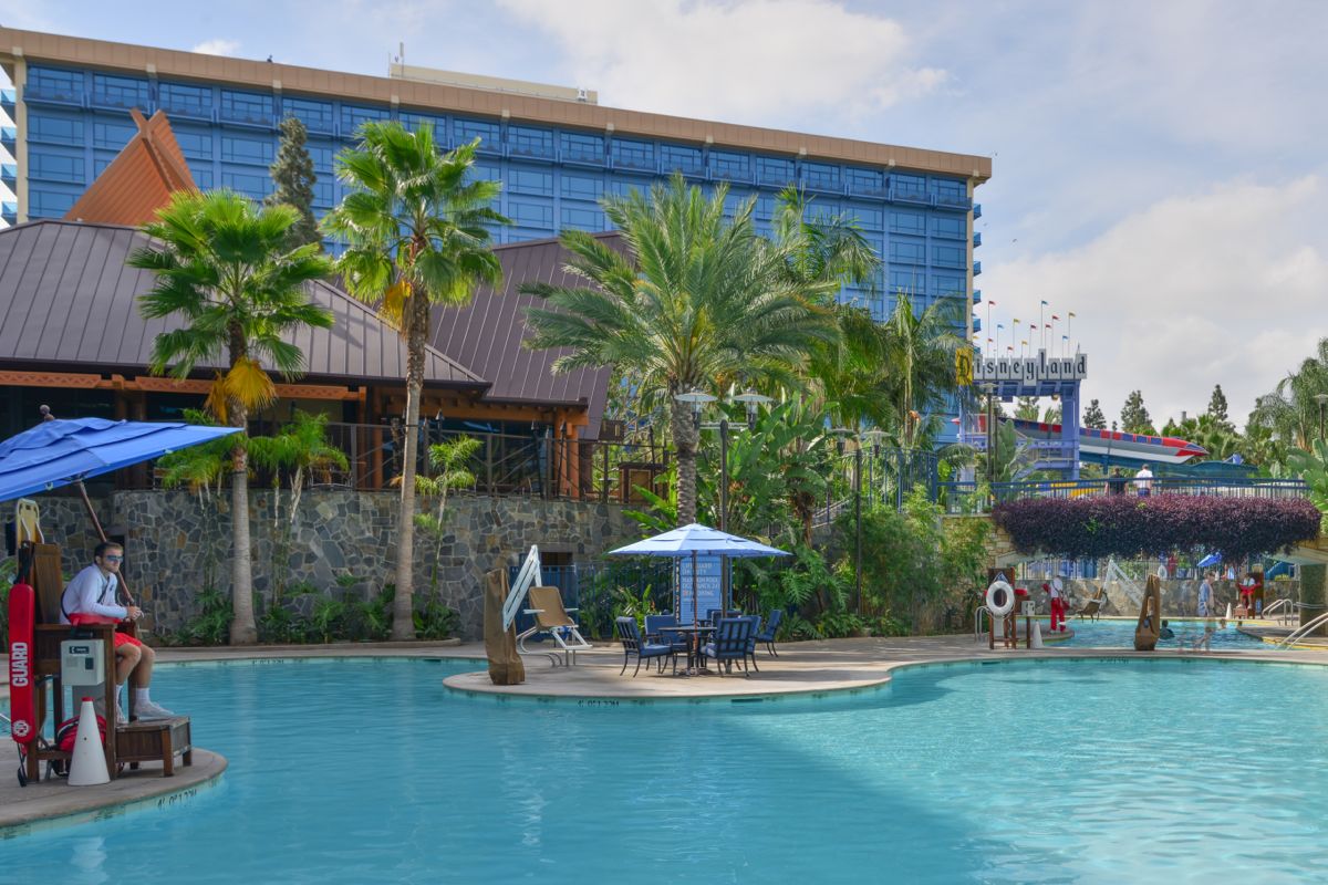 Disneyland-Hotel-Pool100