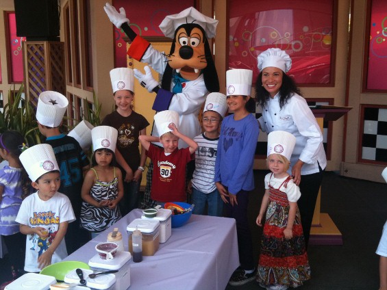 Junior_Chefs_final_photo_with_Goofy_565x424_