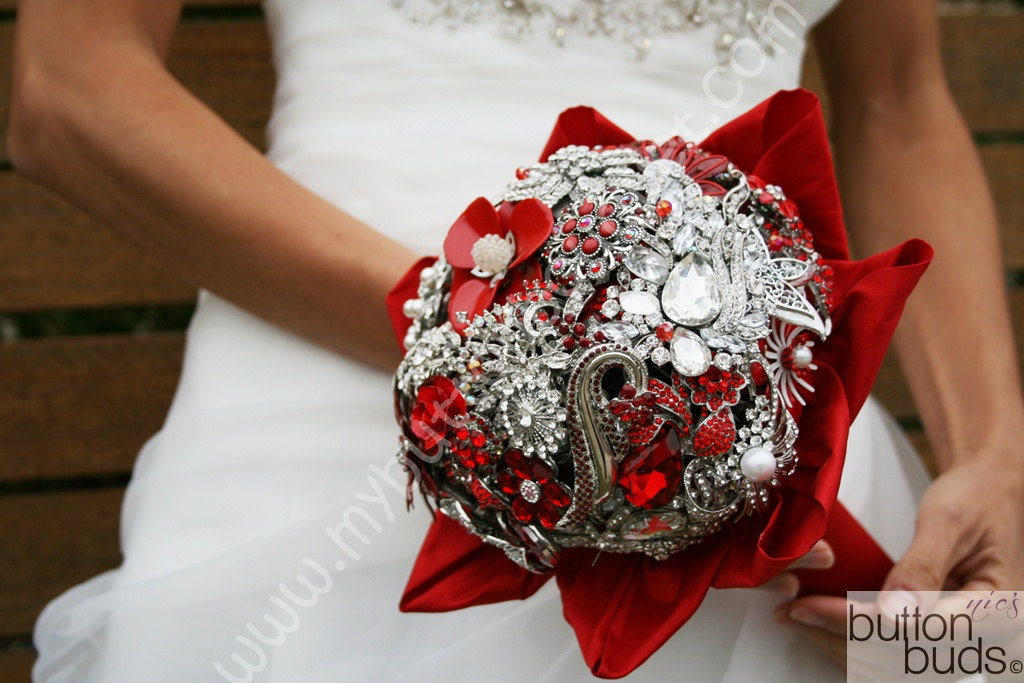 red-silver-brooch-bridal-bouquet-winter-wedding.original.jpg