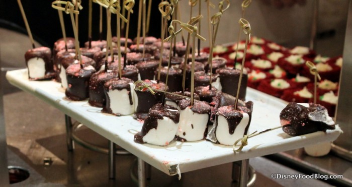 chocolate-dipped-marshmallows-Hollywood-and-Vine-Minnies-Holiday-Dine-Seasonal_15-135-700x373.jpg
