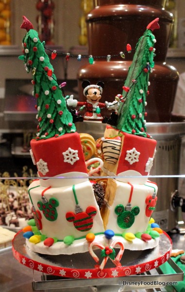 decorative-cakes-Hollywood-and-Vine-Minnies-Holiday-Dine-Seasonal_15-124-381x600.jpg